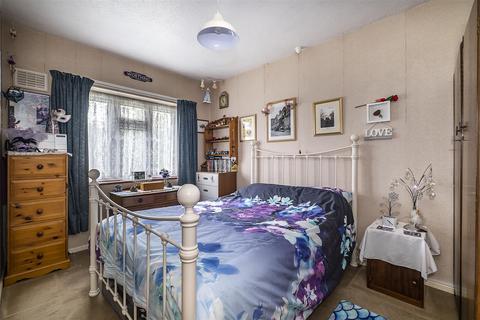 107 The Crescent, Epsom, KT18 7LN