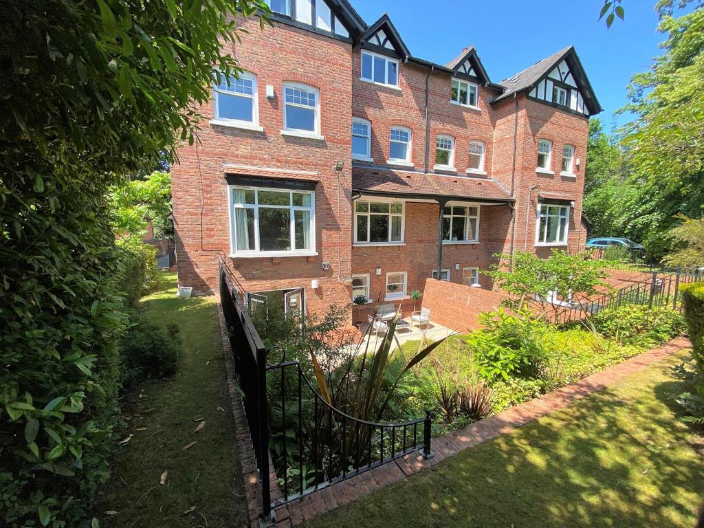 Burton Road, West Didsbury 2 bed flat for sale £300,000