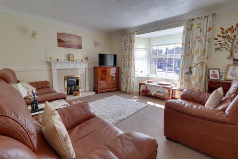 48 Broad Leys Road, Barnwood, Gloucester, GL4 3YW