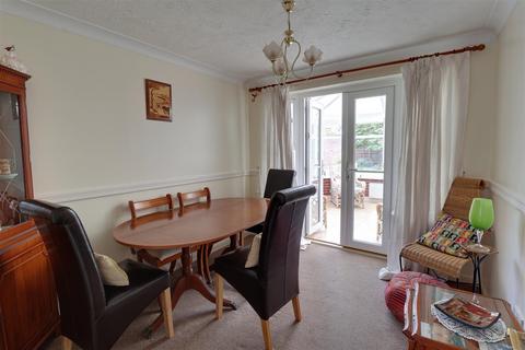 48 Broad Leys Road, Barnwood, Gloucester, GL4 3YW