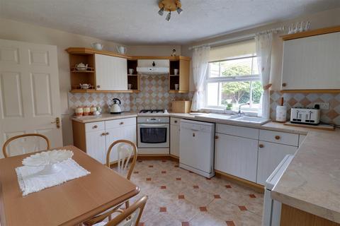 48 Broad Leys Road, Barnwood, Gloucester, GL4 3YW