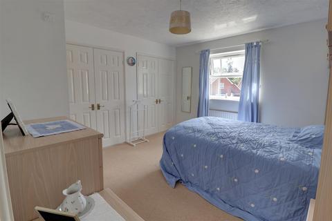 48 Broad Leys Road, Barnwood, Gloucester, GL4 3YW