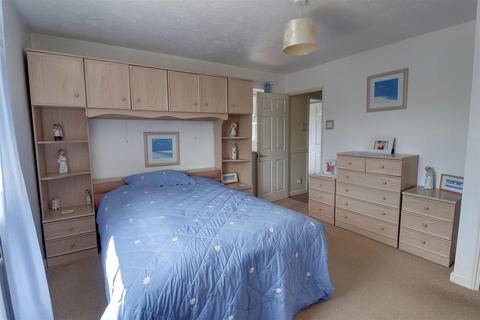 48 Broad Leys Road, Barnwood, Gloucester, GL4 3YW