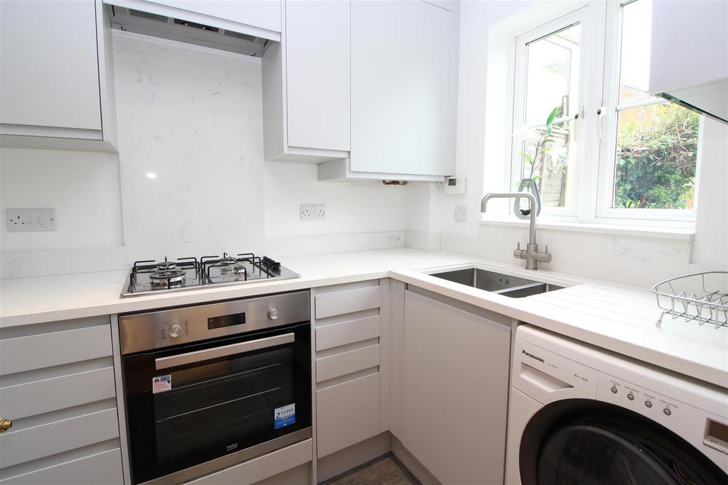 De Tany Court, St Albans 2 bed terraced house £2,000 pcm (£462 pw)