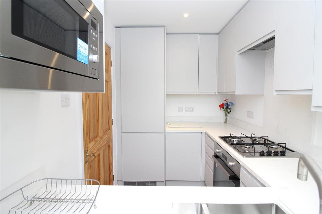 De Tany Court, St Albans 2 bed terraced house £2,000 pcm (£462 pw)