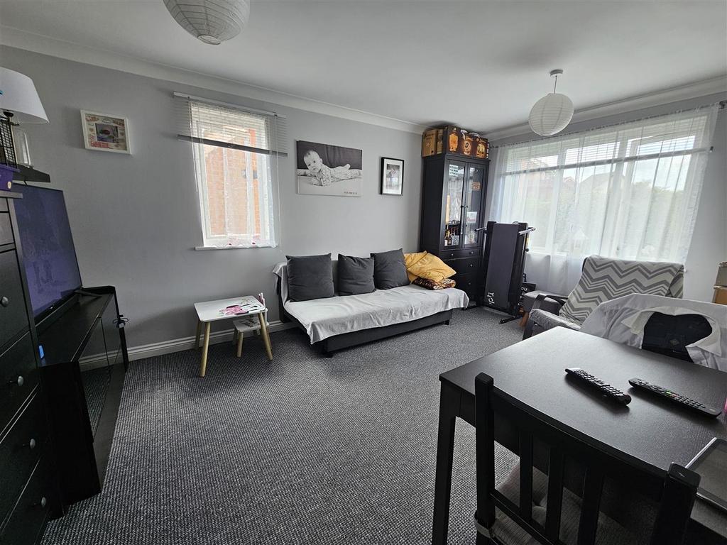 Worthing Close, Grays 2 bed flat £1,150 pcm (£265 pw)