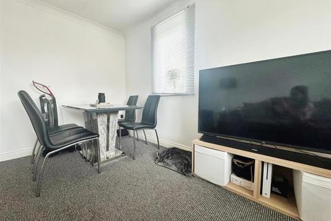 2 bedroom flat to rent, Worthing Close, Grays