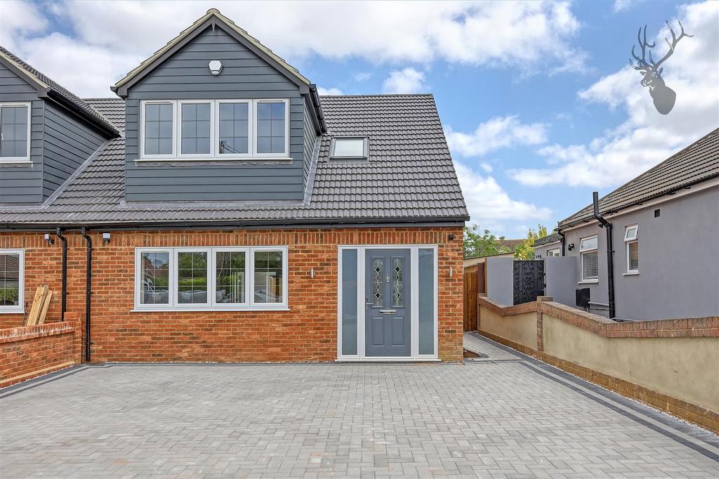 Briscoe Road, Rainham RM13 4 bed house £2,500 pcm (£577 pw)