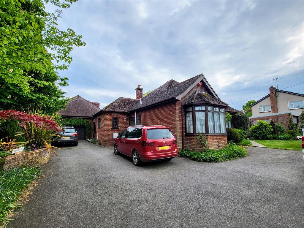 Baldock Road, Buntingford 4 bed detached bungalow for sale £795,000