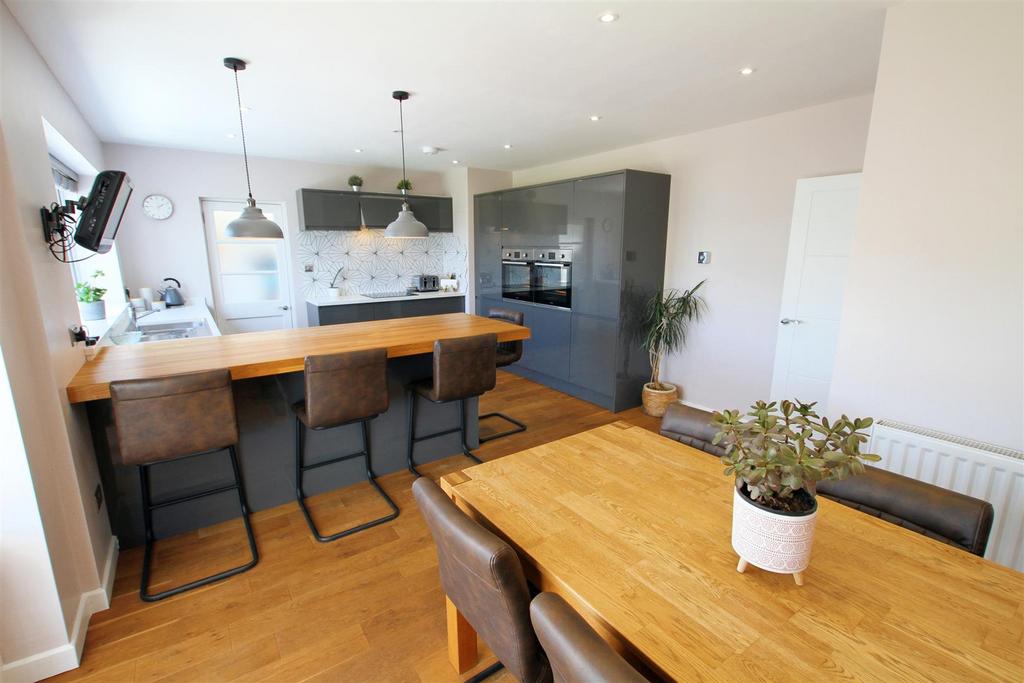 Ferwig Road, Cardigan 3 bed detached bungalow for sale £429,995