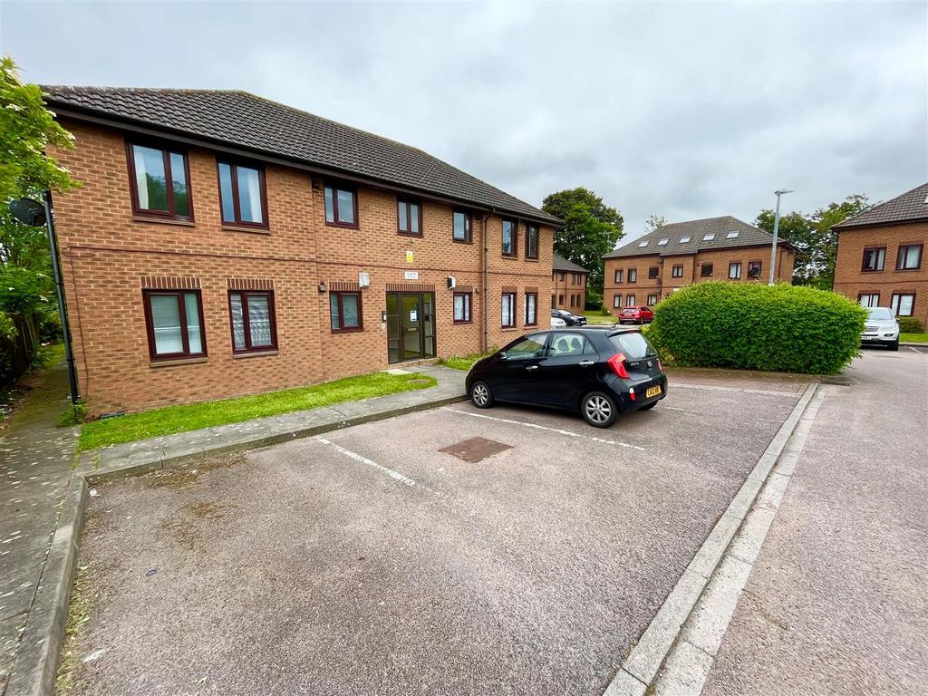 Cavalier Close, Luton 1 bed apartment £850 pcm (£196 pw)