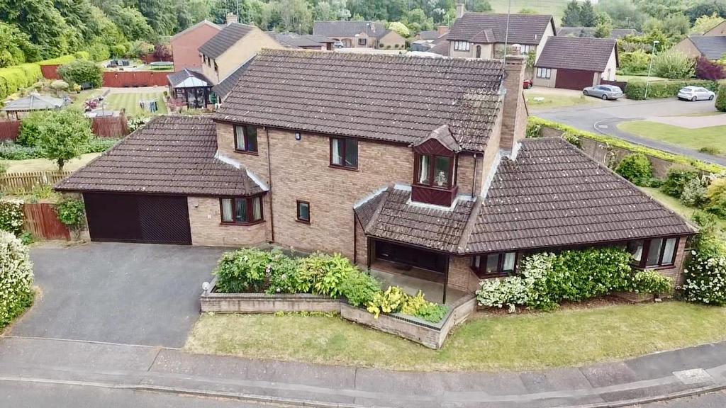 Whitegates, West Hunsbury, Northampton NN4 4 bed detached house for