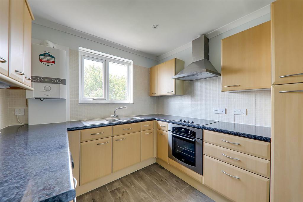 Loxwood Avenue, Worthing, BN14 2 bed flat £1,200 pcm (£277 pw)