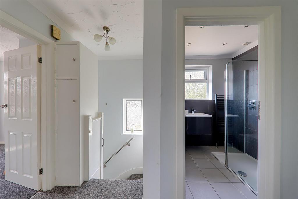 Loxwood Avenue, Worthing, BN14 2 bed flat £1,200 pcm (£277 pw)