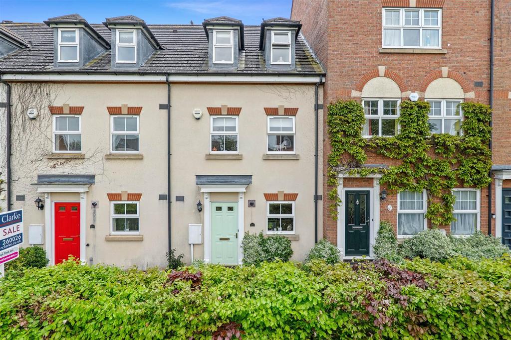 Railway Crescent, ShipstonOnStour, Warwickshire 3 bed terraced house