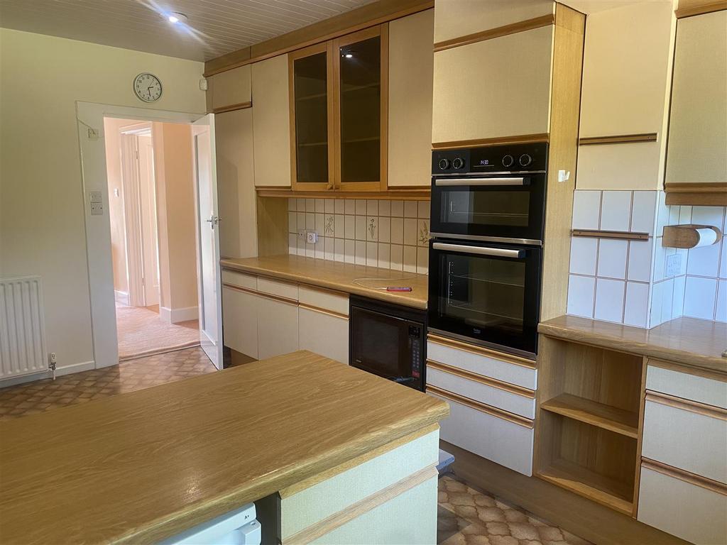 Chorley Drive, Sheffield 4 bed house £1,795 pcm (£414 pw)