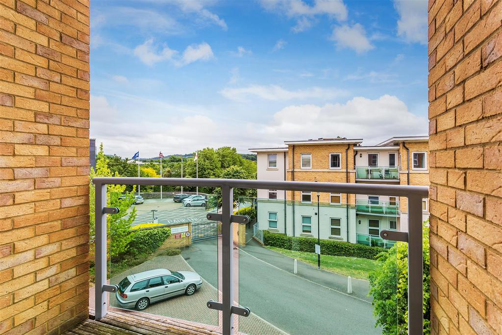 HIGHBURY DRIVE, LEATHERHEAD, KT22 2 bed apartment £325,000