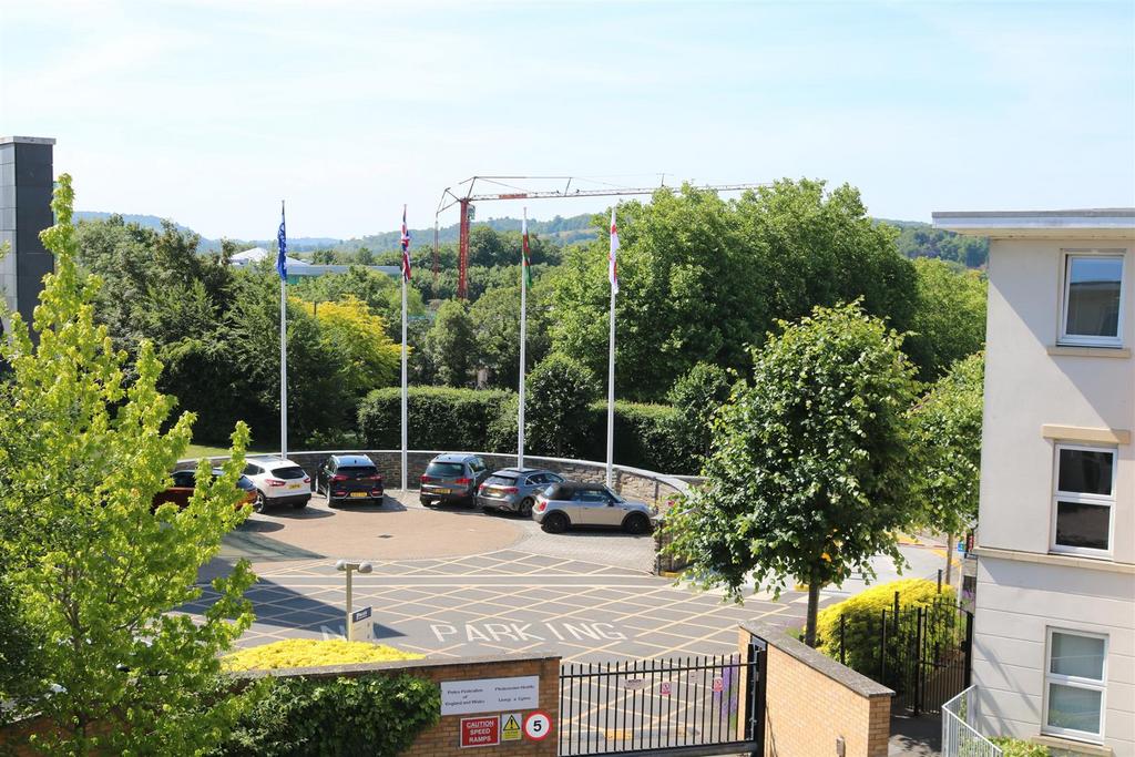 HIGHBURY DRIVE, LEATHERHEAD, KT22 2 bed apartment £325,000
