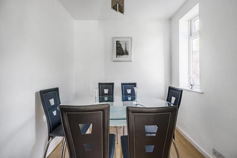 123 Meadowgate Road, Salford, M6 8EN