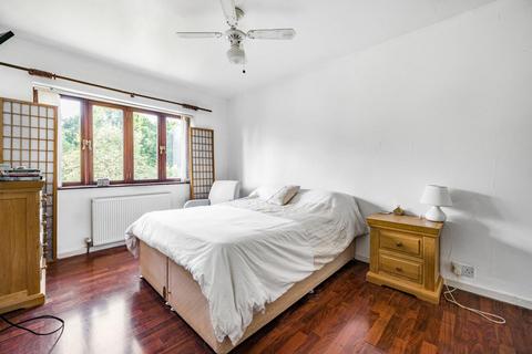 123 Meadowgate Road, Salford, M6 8EN