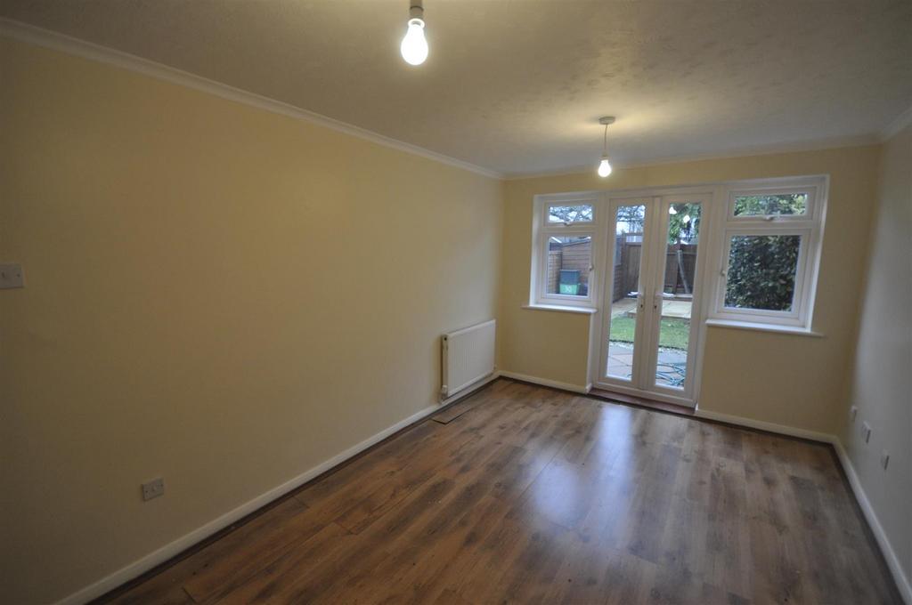 Stanwick Gardens, Wymans Brook, 3 bed house £1,150 pcm (£265 pw)