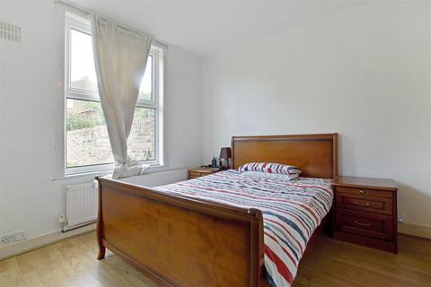 2 bedroom flat for sale, Bathurst Gardens, Kensal Rise, London