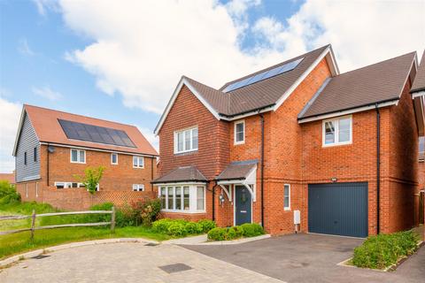 4 bedroom detached house for sale - Luscombe Way, Horley