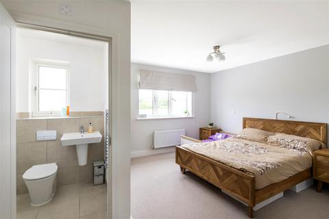 4 bedroom detached house for sale, Luscombe Way, Horley