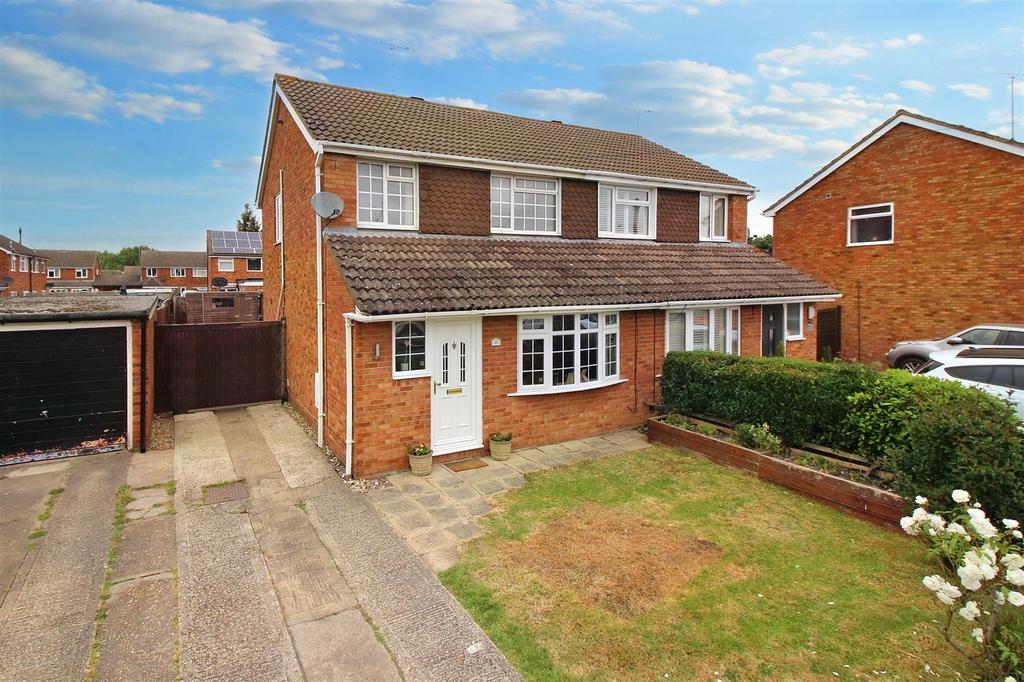 Savernake Road, Aylesbury 3 bed semidetached house for sale £369,950