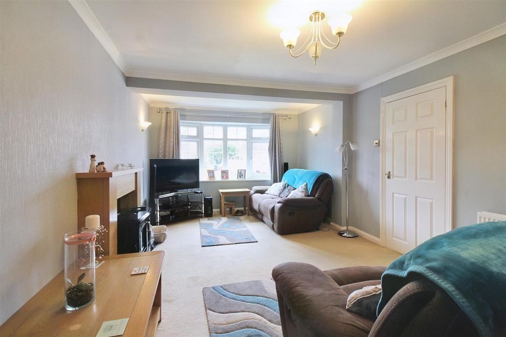 Savernake Road, Aylesbury 3 bed semidetached house for sale £369,950