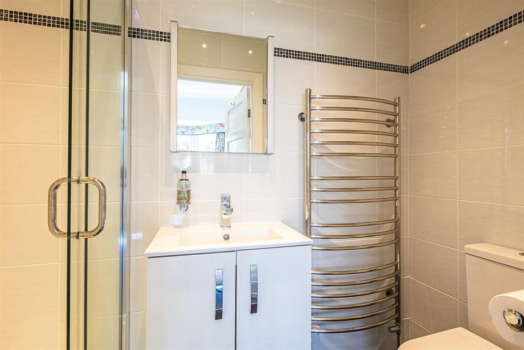 Ensuite to principal bed