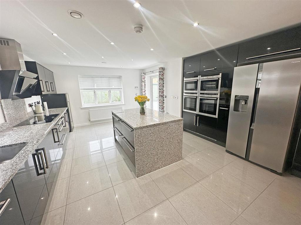 Trafalgar Drive, Brooklands, Milton... 5 bed detached house £3,400