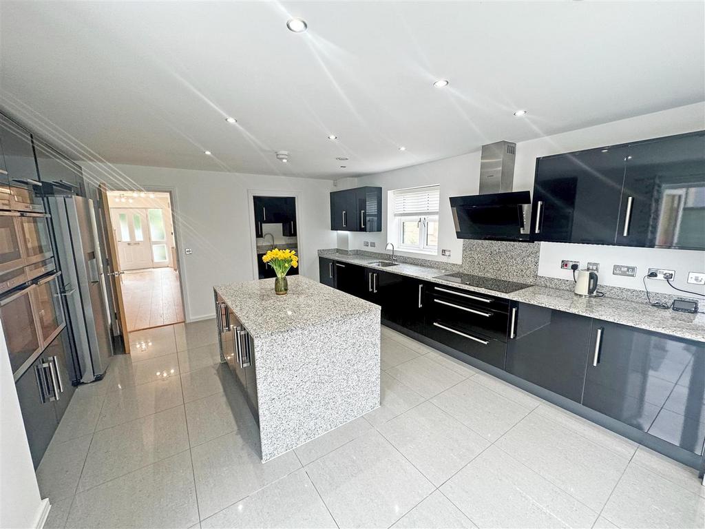 Trafalgar Drive, Brooklands, Milton... 5 bed detached house £3,400