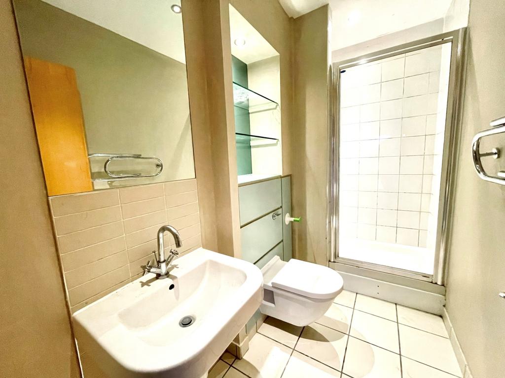 9 Tudor Court en-suite