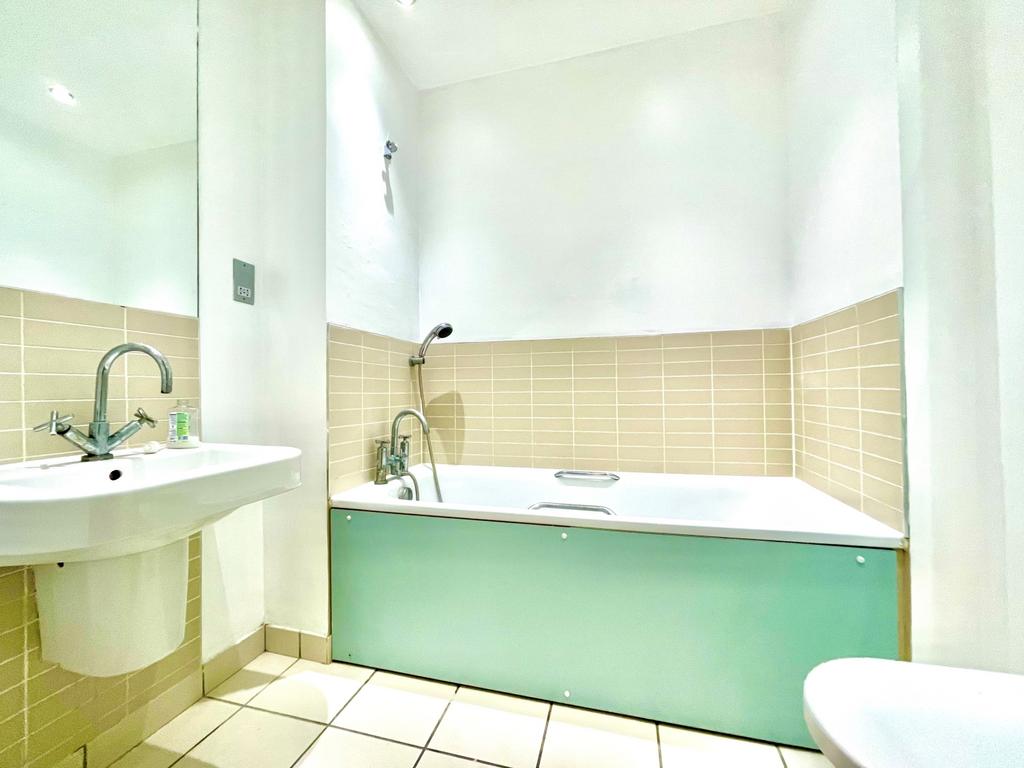 9 Tudor Court Bathroom