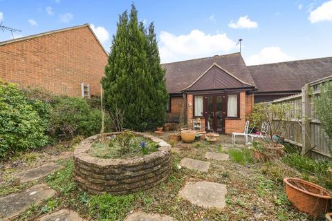 2 bedroom detached bungalow for sale - Sonning Common,  Berkshire,  RG4