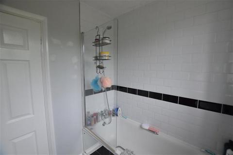 2 bedroom apartment to rent, Warren Road, North Chingford, E4