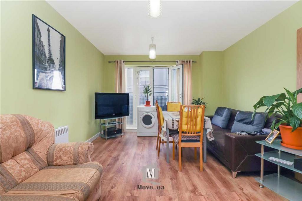 Aspects Court, Slough 2 bed apartment for sale £245,000
