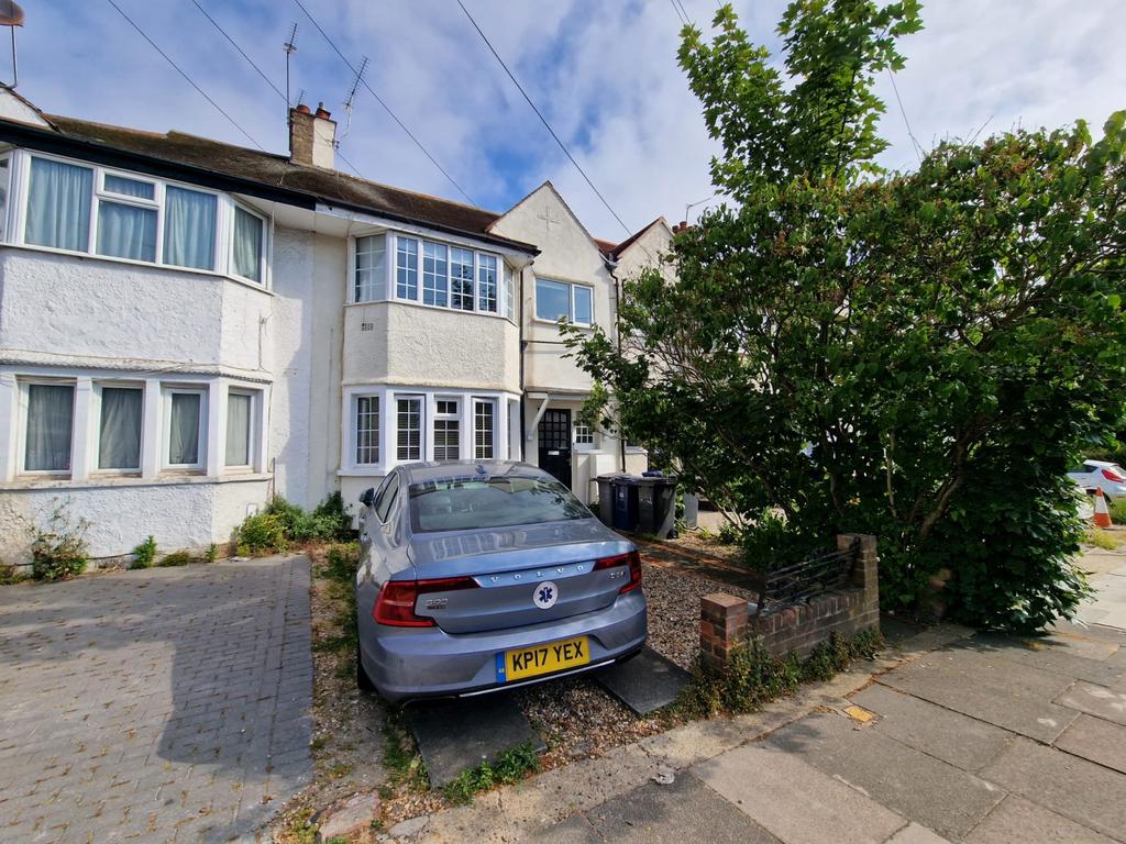 A lovely ready to move into 2 bedroom flat with a