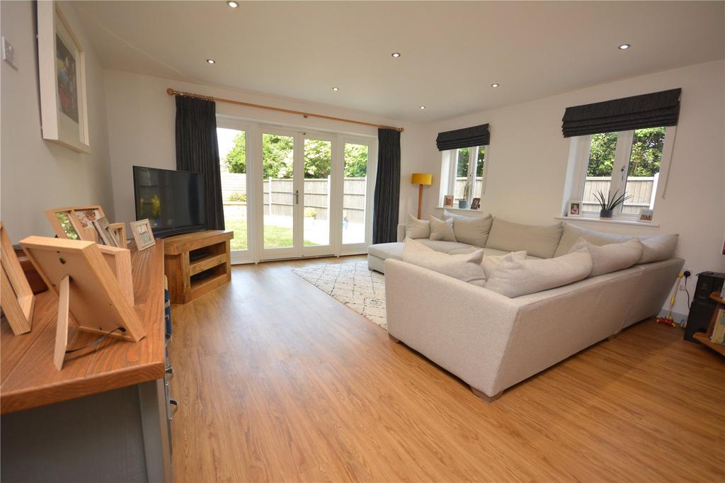New Road, Great Baddow, CM2 5 bed detached house £2,995 pcm (£691 pw)