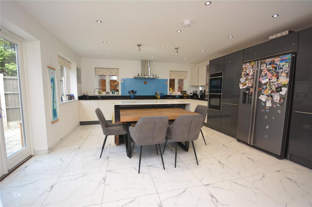 New Road, Great Baddow, CM2 5 bed detached house £2,995 pcm (£691 pw)