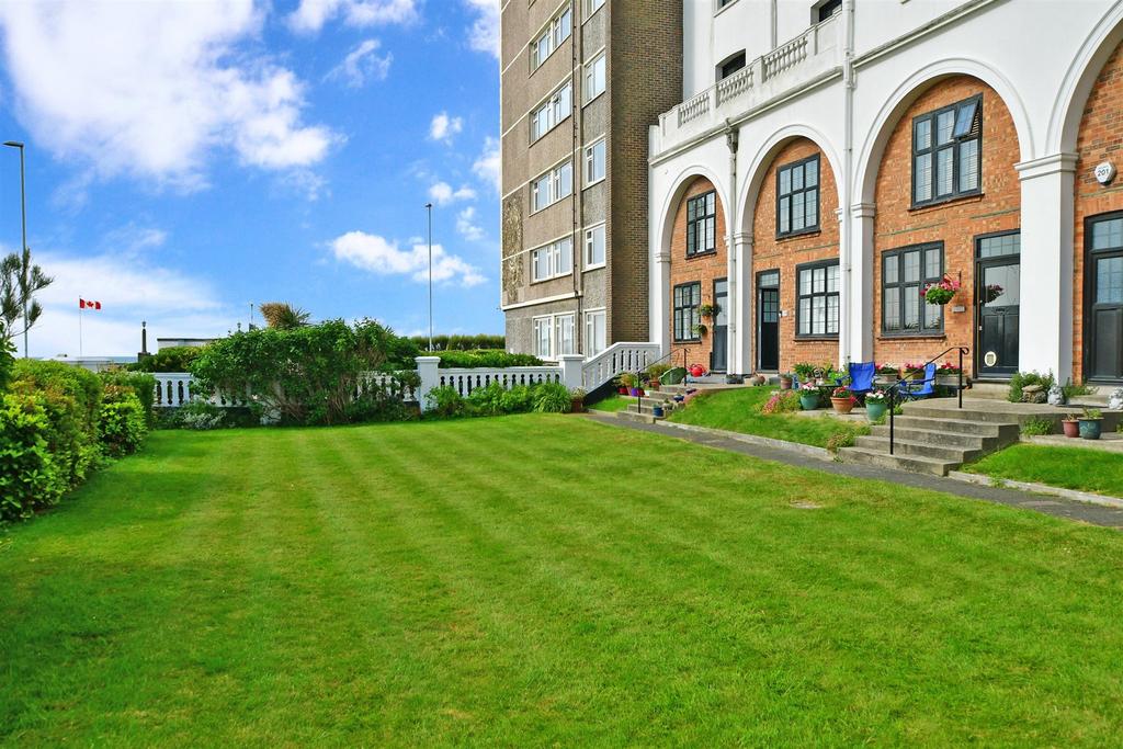 Grand Avenue, Worthing, West Sussex 2 bed ground floor for