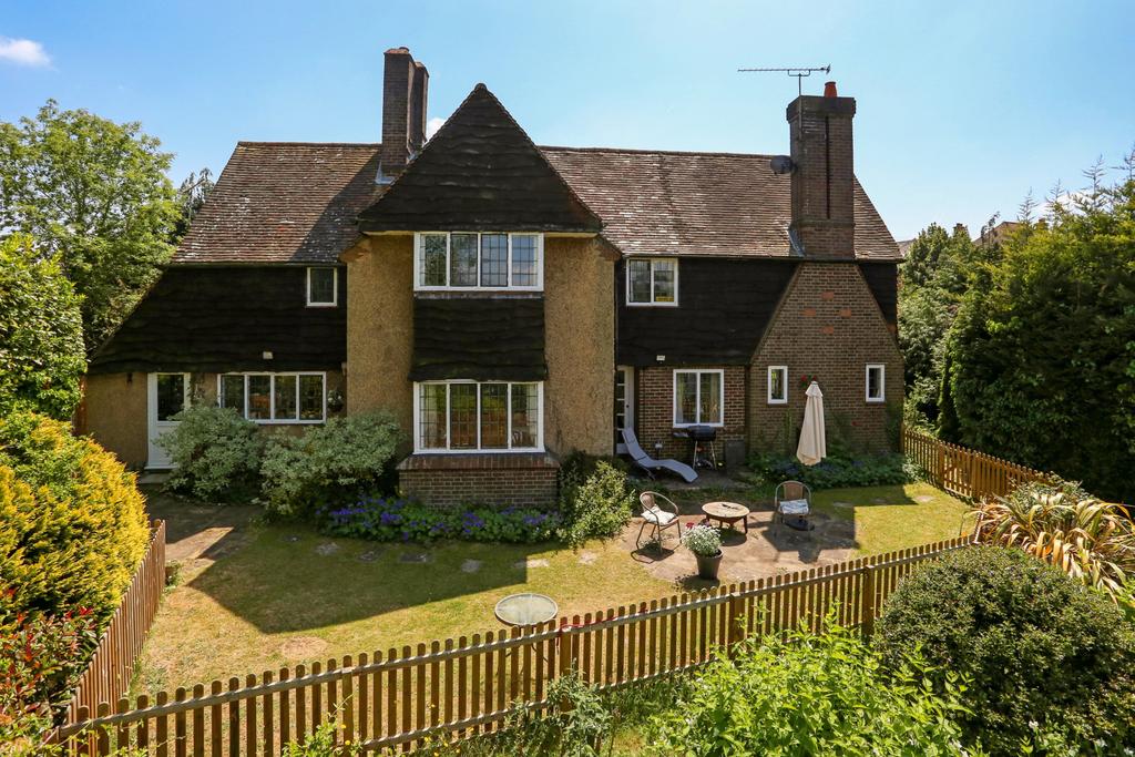 The Fairfield, Farnham, Surrey, GU9 4 bed detached house for sale £1,060,000