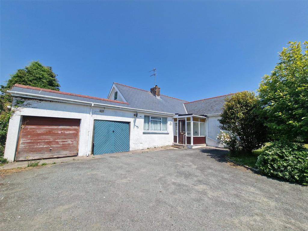 Upper Lamphey Road, Pembroke, Pembrokeshire, SA71 5 bed bungalow for