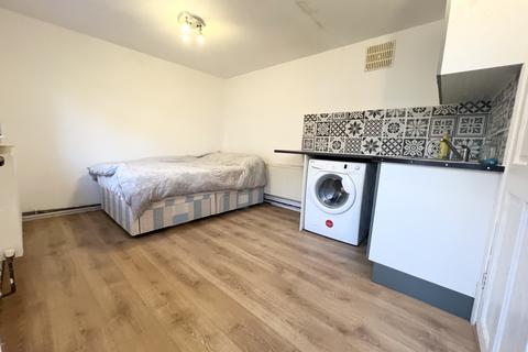 Studio to rent, Towers Road, Greenford UB1