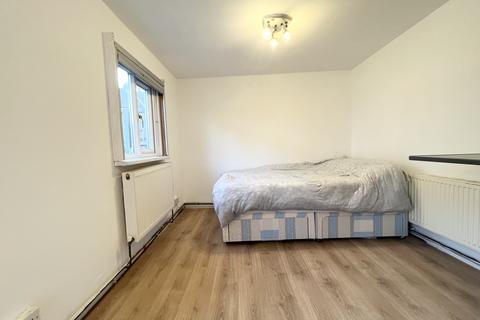 Studio to rent, Towers Road, Greenford UB1