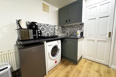Studio to rent, Towers Road, Greenford UB1