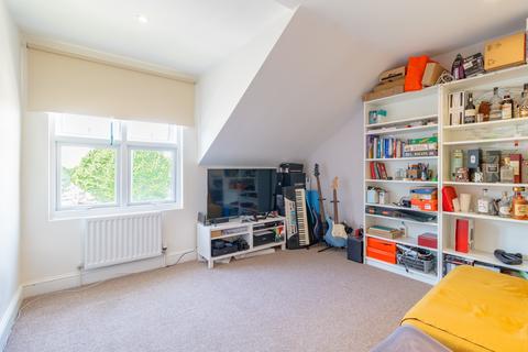 2 bedroom penthouse to rent, 176-178 Merton Road, London SW19