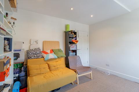 2 bedroom penthouse to rent, 176-178 Merton Road, London SW19