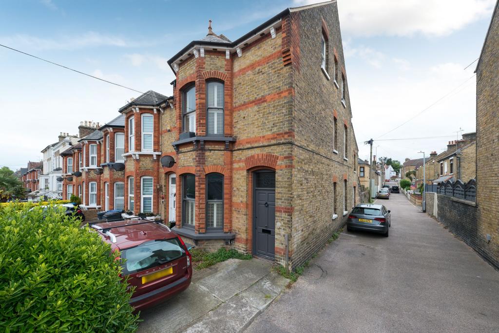 Crescent Road, Ramsgate, CT11 4 bed end of terrace house for sale £